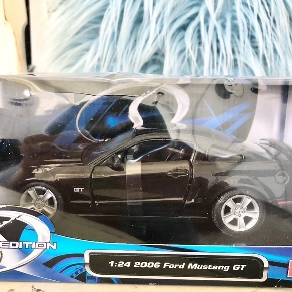 Ford Mustang, GT, 2006, Maisto, Model, Die Cast Car, Special Edition, 1/24 Scale - Picture 2 of 16